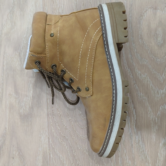 Hiking Style Boots - Picture 4 of 6